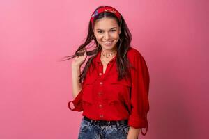 latinamerikan skön kvinna i röd skjorta foto