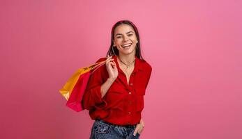 latinamerikan skön kvinna i röd skjorta leende innehav innehav handla påsar foto