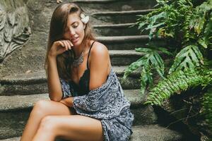 ung smal kvinna i tropisk bali villa foto