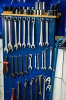 uppsättning skiftnycklar för mekaniker, verktyg för låssmed och mekaniker. foto