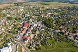 panorama- antenn se av små provinsiell stad eller stor eco by med trä- hus, grus väg, trädgårdar och fruktträdgårdar foto