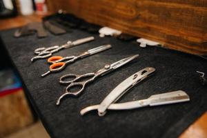 verktygen för en barberare på skrivbordet foto