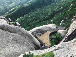 stora stenar vid Seoraksan nationalpark, Sydkorea foto