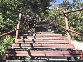 trappor upp och vackra berg i Seoraksan nationalpark. Sydkorea foto