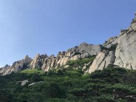 stora stenar vid Seoraksan nationalpark, Sydkorea foto