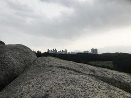 stora stenar i parken i sokcho city, Sydkorea foto