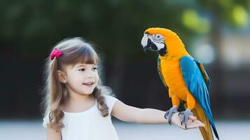 ara papegoja på de hand av liten flicka. sällskapsdjur fågel begrepp. foto