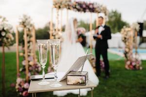 bröllopsglas för vin och champagne från kristall foto
