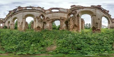 full sömlös sfärisk hdri 360 panorama inuti förstörd kyrka med tegel vägg utan tak i likriktad utsprång med zenit och nadir, redo för vr virtuell verklighet innehåll foto