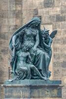 Dresden, Tyskland - konstnärlig statyer i främre av överlägsen landa domstol palats i dresden och elbe flod Bank foto