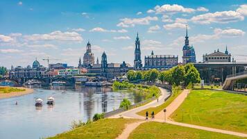Dresden, Tyskland. panorama- över gammal stad historisk stadens centrum, elbe flod och fest båtar med ung människor fira varm sommar dag på solnedgång foto