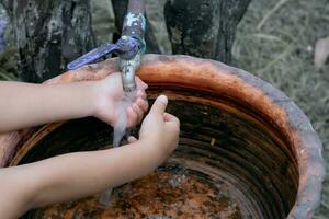 barns händer. tvätta din händer till förhindra bakterier. foto