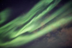 vackra gröna norrsken, aurora borealis explosion med stjärnklart foto