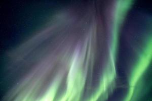 norrsken, aurora borealis explosion på natthimlen foto