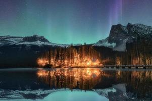 träloge upplyst med norrsken på smaragdsjön vid Yoho nationalpark foto