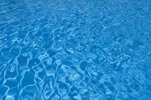 krusad yta av blått vatten i poolen foto