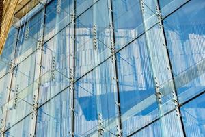 konstruktör av blåa genomskinliga glasfönster