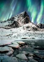 aurora borealis, norrsken explosion över berg i glaciären