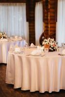 festsal för bröllop med dekorativa element foto