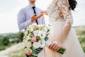 elegant bröllopsbukett med färska naturliga blommor foto