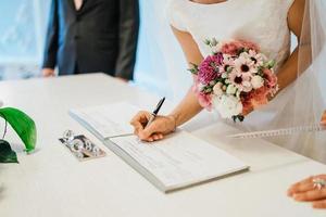 elegant bröllopsbukett med färska naturliga blommor foto