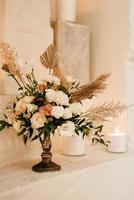 eleganta bröllopsdekorationer gjorda av naturliga blommor och gröna element foto