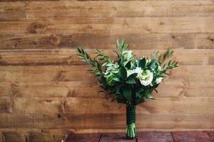 elegant bröllopsbukett med färska naturliga blommor foto