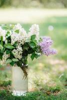 eleganta bröllopsdekorationer gjorda av naturliga blommor foto