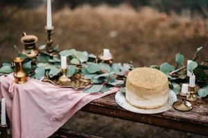 bröllopsdekor med en gyllene tårta