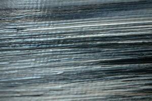 svart, grå och brons olja målad abstrakt kurvor. textur av borsta stroke på vit bakgrund. horisontell borsta lager, färgrik bakgrund. foto