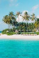 tropiska Maldiverna utväg hotell och ö med strand och hav för semester semester koncept - öka upp färg bearbetning stil foto