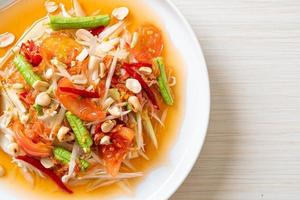 papaya kryddig sallad - somtam - thailändsk traditionell gatamatstil foto