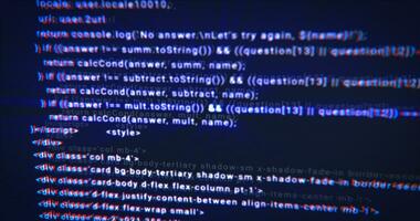 de bearbeta av skrivning en digital koda förbi en programmerare i en programmering språk, lysande brev och tal. framställning dator program blå bakgrund foto