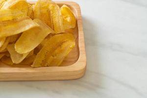 bananchips - stekt eller bakad skivad banan foto