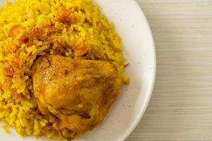 kyckling biryani eller curried ris och kyckling - thailändsk-muslimsk version av indisk biryani, med doftande gult ris och kyckling