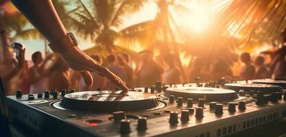 dj spelar musik för turist människor på strand fest utomhus, sommar nattliv se av disko klubb på solnedgång. roligt, livsstil, underhållning och festlig begrepp. generativ ai foto