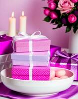 jul dekoration med ljus, gåva lådor och rosa bollar på lila bakgrund generativ ai foto
