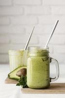 läcker grön smoothie med avokado foto