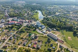 antenn se på provinsiell stad eller stor by hus område med många byggnader, vägar och trädgård. foto