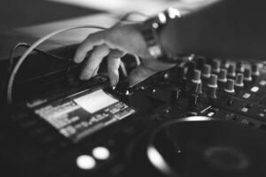 en dj spelar musik på en kontrollant på en fest foto