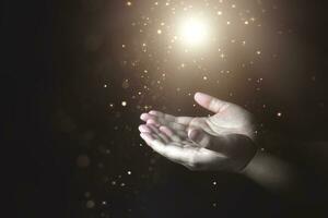 bön- händer av män med ljus lysande från ovan. begrepp av bön och tro, andlighet relaterad till religion och tro. foto