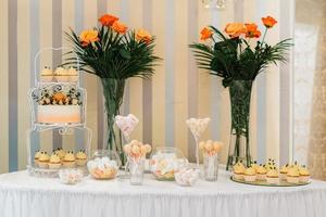 eleganta bröllopsdekorationer gjorda av naturliga blommor foto