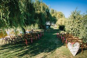 bröllop ceremoni område, båge stolar inredning foto