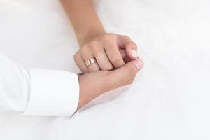 brudgummen håller brudens hand