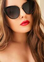 sommar skönhet porträtt, skön kvinna bär solglasögon, mode och glamour foto