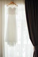 klä upp bruden i en bröllopsklänning med korsett och snörning foto