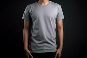 generativ ai. grå t-shirt attrapp på manlig modell foto