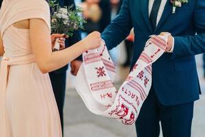 bröllop broderad handduk som en familj arv för bruden och brudgummen foto