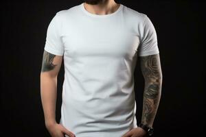 generativ ai. tom vit t-shirt attrapp på manlig modell foto
