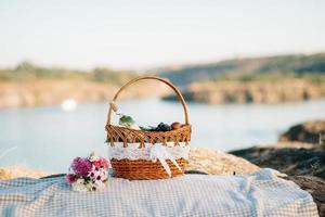 picknick i naturen med en korg med läckra produkter foto